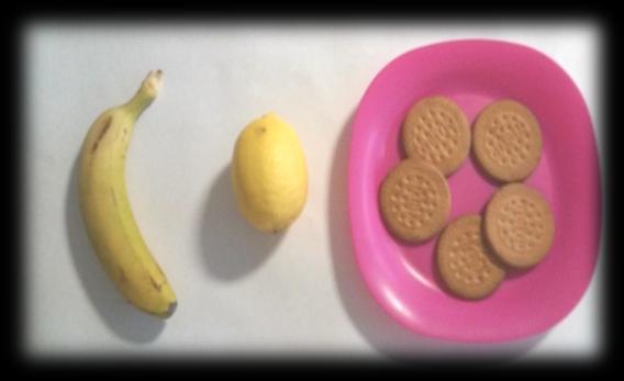 Plátano con galletas y limón - Un plátano. - 5 galletas María.