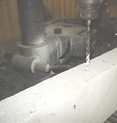 B.- ENSAYO DE TRACCION Para realizar el ensayo de tracción de los tornillos de fijación-tarugos, se procedió a realizar perforaciones sobre el hormigón