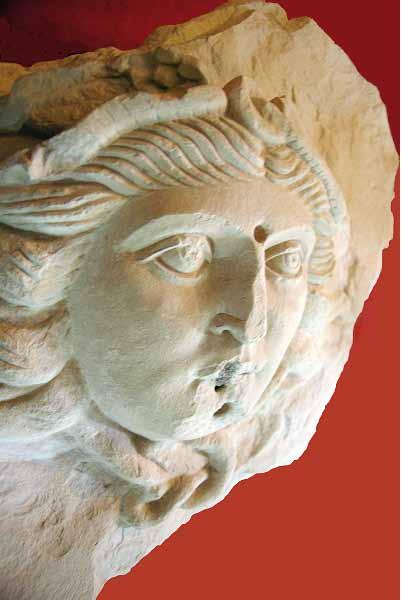 Escultura de la Medusa El cap de la Medusa va ser trobat l any 2005 amb bon estat de conservació. L escultura formava part d una font, que probablement, estava situada en les termes.
