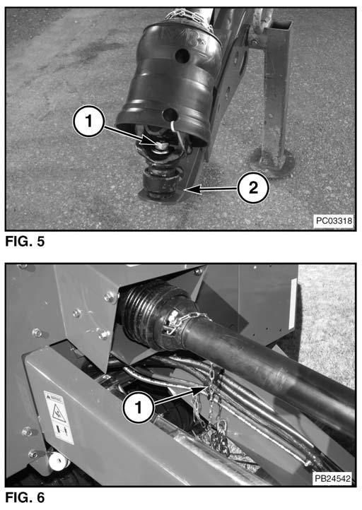 LINEA DE MANDO DEL IMPLEMENTO Fig. 5: remover y descartar el tornillo (1) de 5/8-11 x 4-1/ 2, arandela y tuerca del extremo de la línea de mando del tractor.