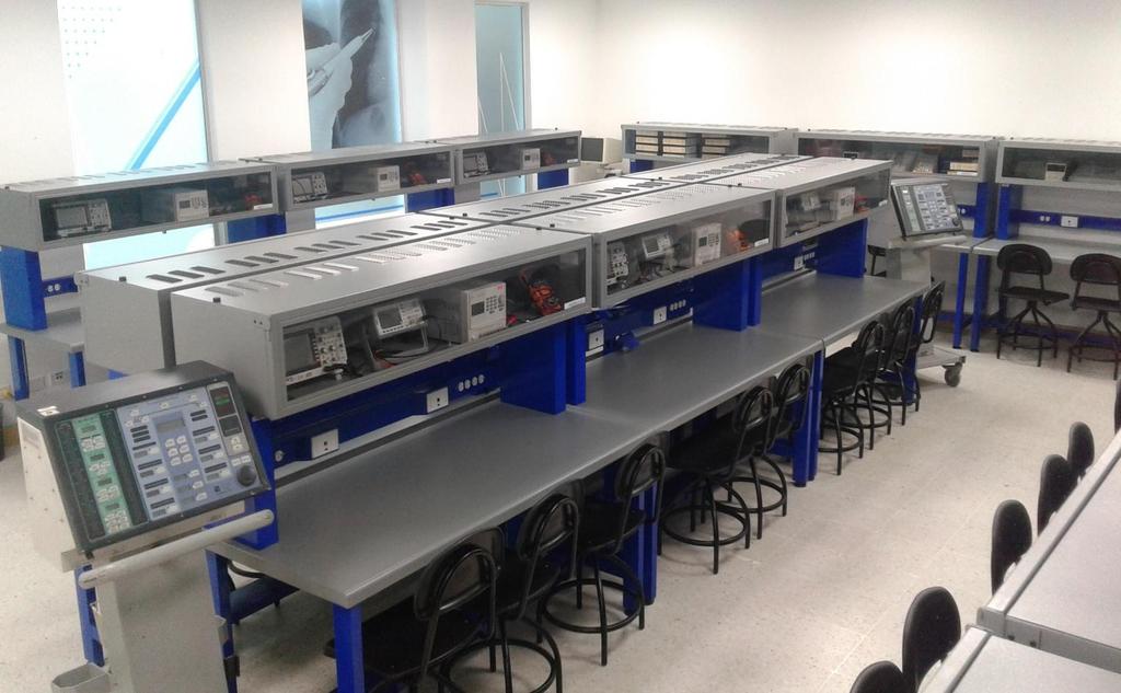 LABORATORIO DE BIOSEÑALES Este laboratorio cuenta con 17 módulos de trabajo en el cual cada módulo puede estar hasta tres estudiantes para cada clase, en cada área de trabajo cuenta con los