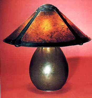 Lámpara de mesa en metal y cristal, diseñada hacia 1910 por el