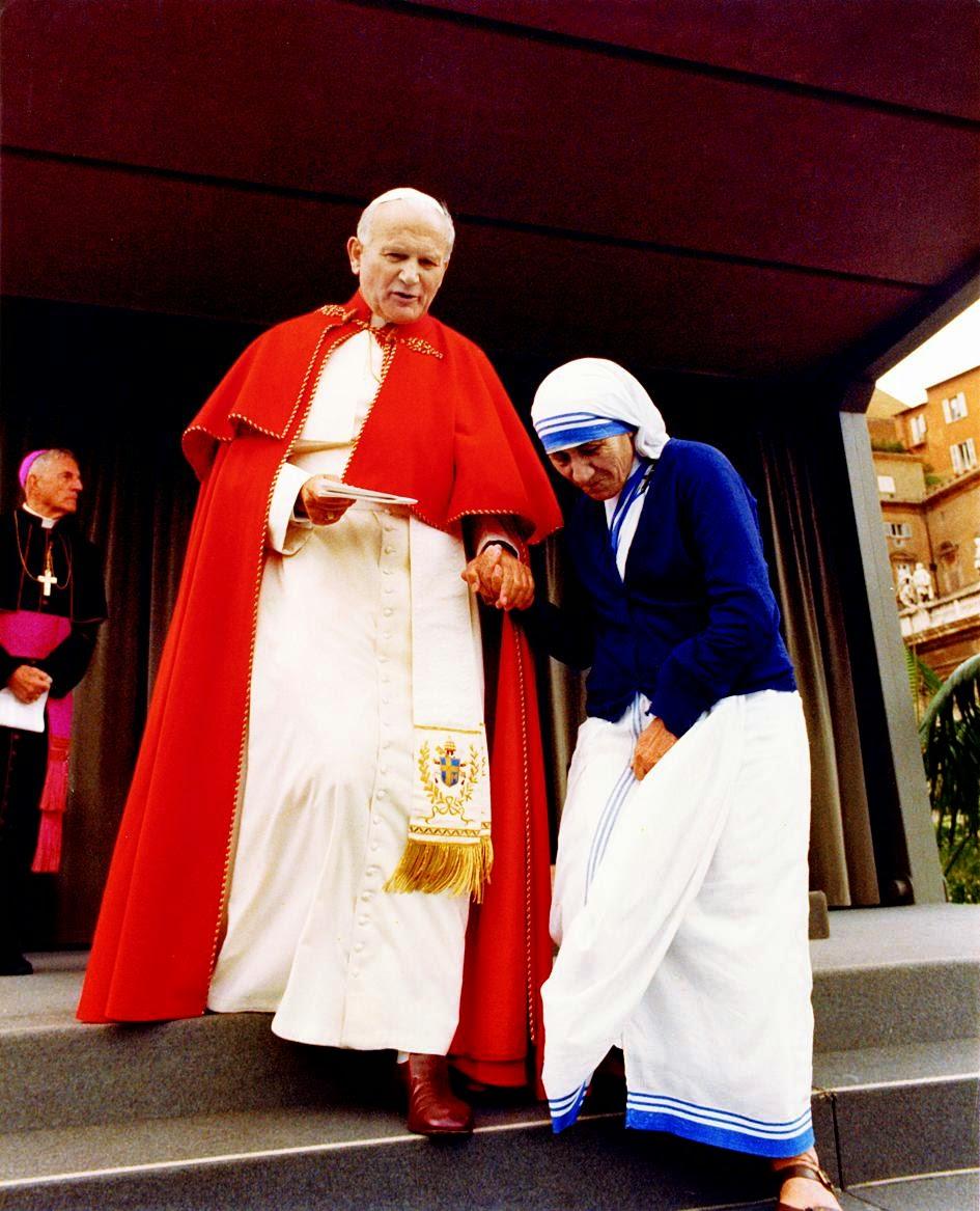 Algo parecido ocurrió cuando falleció Juan Pablo II, nos invadió un sentimiento de orfandad; porque esta figura de Juan Pablo II había sido un referente moral que nos afirmaba y nos había aliviado de