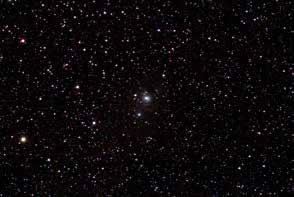 sta nebulosa planetaria muestra una tonalidad azulada, siendo brillante e irregular con dos estrellas de 13ª y 14ª magnitud a 25 al S. Su estrella central es imperceptible con una magnitud de 14.6.