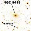 Lo componen unas 75 estrellas, destacando HD 121900 de 10.5 magnitud. Alargado de a SO.