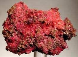 Cuprita (Cu 2 O) Sistema cúbico Raya: color rojo parduzco Brillo: adiamantado, semimetálico Color: negro, rojo, rojo pardo, rojo púrpura Habito: