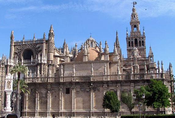 LA EDAD MEDIA EN ANDALUCÍA Los visigodos Los pueblos germánicos invadieron también las tierras andaluzas. Solo ellos se establecieron aquí de forma permanente, fijando su capital en Sevilla.