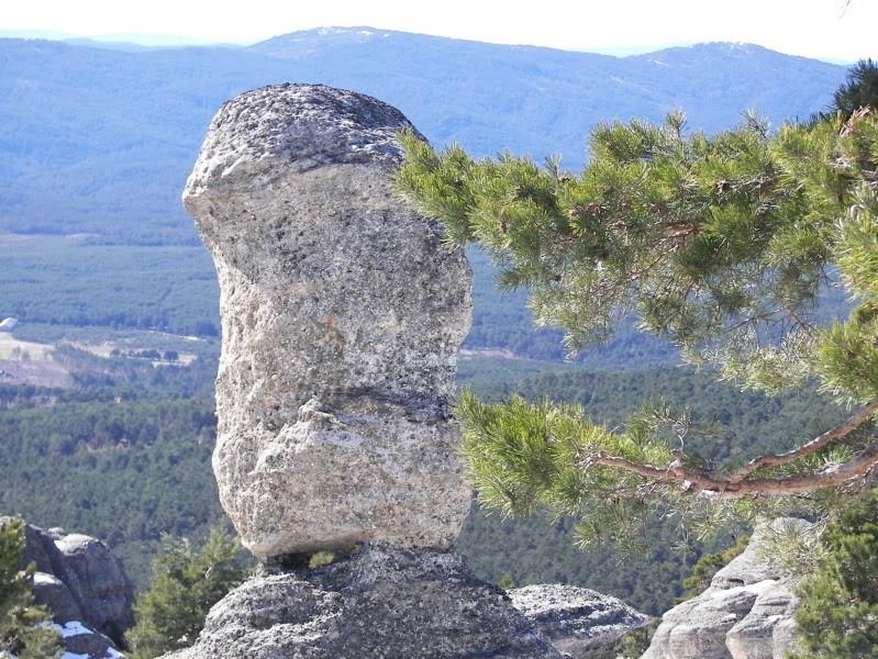 3 COMENTARIO DE RELIEVE. 1.- Descripción topográfica. El paisaje presenta en primer plano un afloramiento de roca viva, con una roca caballera en equilibrio, entre un caos granítico.