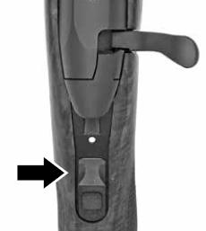 Insertar el cargador en el rifle El cargador se puede bloquear en el rifle en dos posiciones: Posición normal Introduzca el cargador en el rifle y presione hasta que encaje con un clic audible.