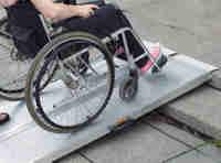 acceso de sillas de ruedas o scooter para entrar o acceder a una acera o escalón.