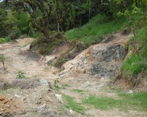Los relaves son un residuo minero de carácter metálico aurífero, se ubica en las riberas del río Pilaló a unos 300 m más abajo de la 11 y 12 cerca de una infraestructura abandonada.