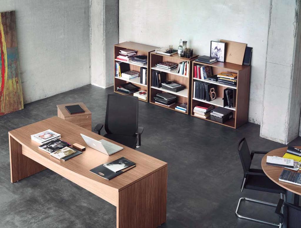The low bow-fronted desk is perfect for every executive office, as it provides distinction and sobriety.