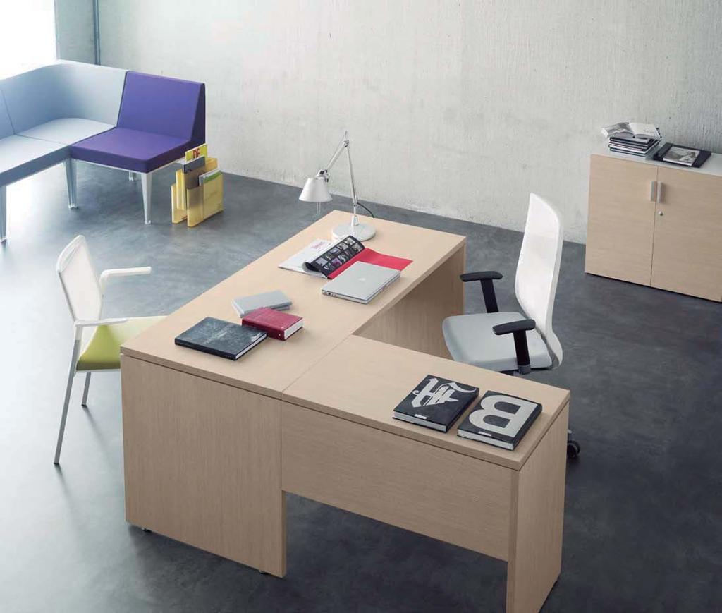 For a more useful working surface, lok has 3 return desks with different types of floor support: leg panel and