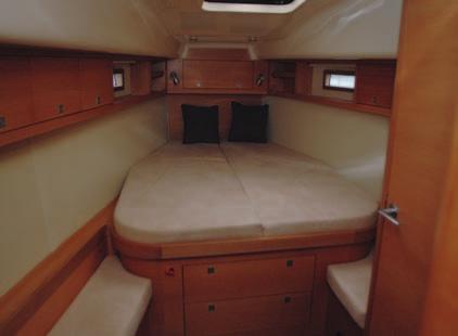 El camarote de proa ofrece una cama amplia y hace gala de una altura hasta el techo considerable.