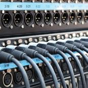 Comunicacions: Desenvolupem tot tipus de sistemes de comunicacions mitjançant xarxa de cable estructurat i/o fibra