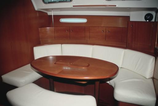 El aseo privado del camarote principal está situado justo en la proa del barco y también dispone de banqueta para la ducha.