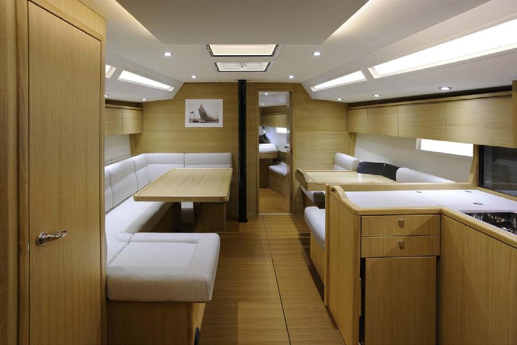 3.3 Distribución El Solaris 42 standard está construido con tres camarotes, un baño, un salón con cocina, un gran sofá, una gran mesa y su zona de navegación.