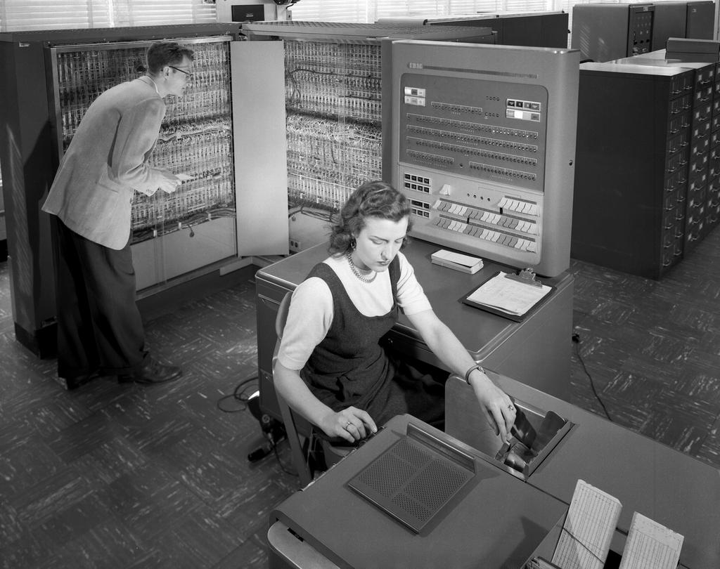 Historia de los lenguajes de alto nivel IBM desarrolla la computadora 704 en 1954 El costo del software excede el costo del hardware La programación se