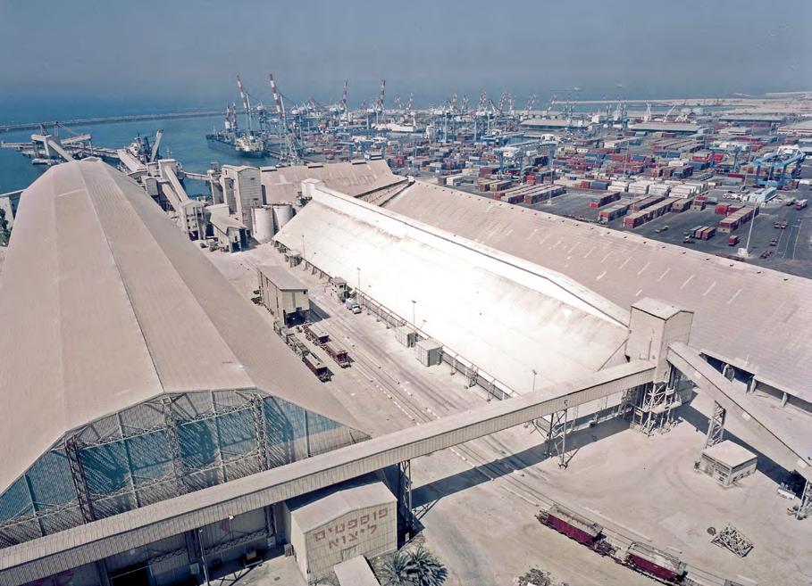 Puertos Terminal de Productos Químicos en el puerto de Ashdod, Israel PALRUF Blanco Opaco 3mm Permanente contacto con agua salada y minerales.