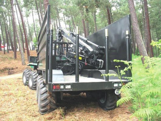 Maquinaria e instalaciones forestales 46 El sistema brazo hidráulico-pinza funciona gracias a unas conducciones por