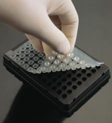 Reduce el peligro de contaminación y/o derrames de reactivos, usados en las técnicas de ELISA o PCR. 2. Minimiza la contaminación entre los tubos y entre placa y placa. 3.