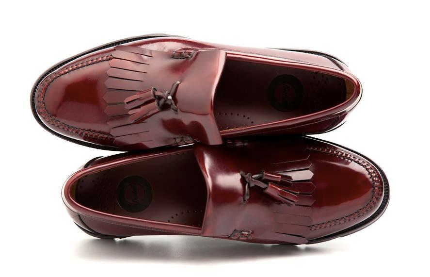 HENRY Tassel loafers realizados en piel vacuna en color burgundy, suela de cuero interior y con suela exterior extra ancha rematada en una