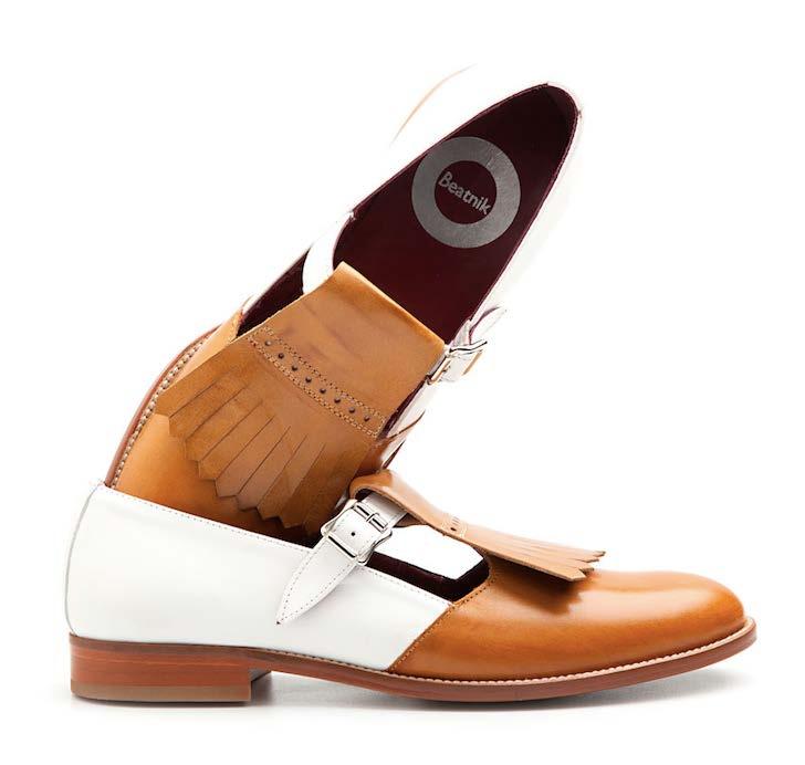 BRENDA Zapato Monk de hebillas realizado en piel de becerro marrón y blanca, con forro vacuno cosido a mano color cereza, piso suela en cuero natural y capa de refuerzo