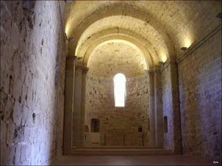 Bóveda de cañón realizada en piedra Al avanzar el estilo románico, se incorpora la bóveda de arista, que es la engendrada geométricamente por el cruce de dos bóvedas de medio cañón y se sitúa en el