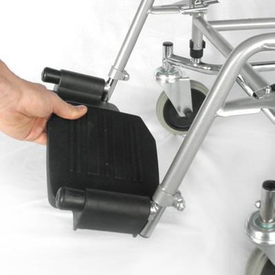 4. Ensamblaje/ajustes 4.3. Reposapiernas La nueva silla de ruedas para baño B+B se entrega premontada en una caja de cartón original B+B.