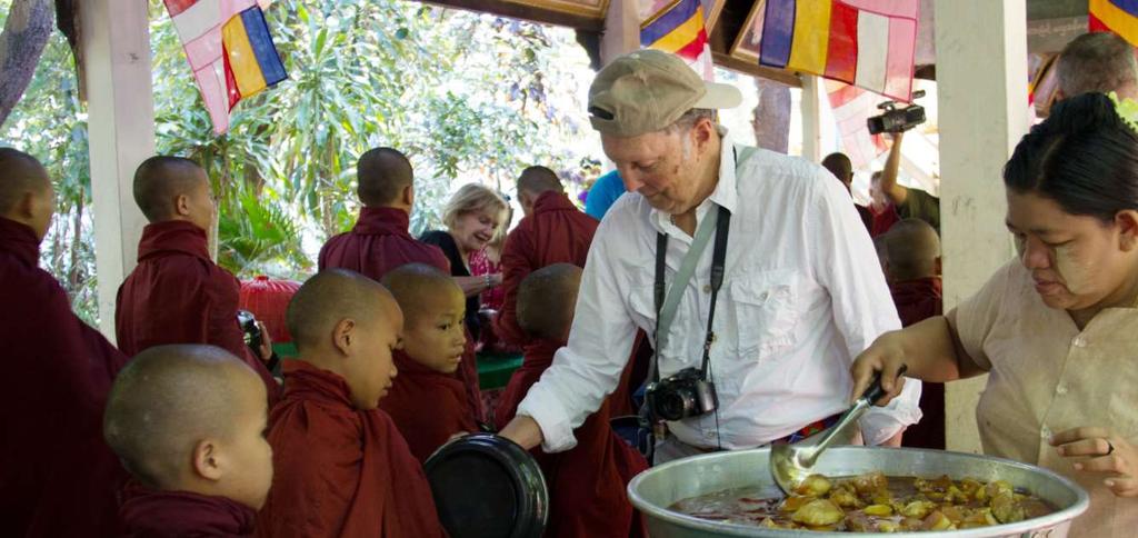 Lago Inle Donación de comida a monjes novicios en un monasterio.