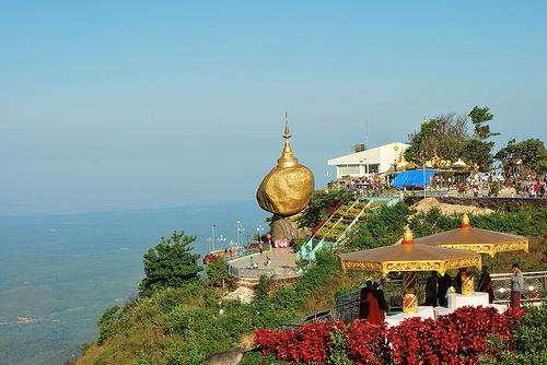 Mount Kyaiktiyo Pagoda Golden Rock, es uno de los 3