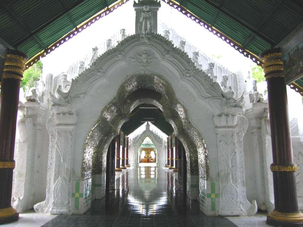 Mandalay - La Pagoda Kuthodaw, con las