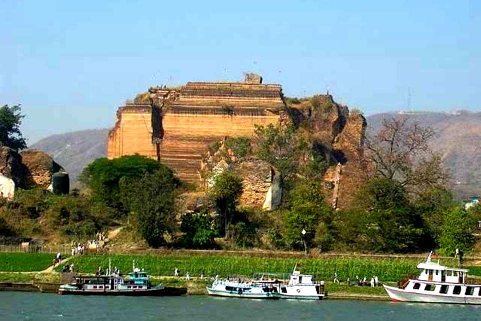 Mingun - con la monumental pagoda inacabada del