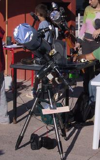Observació amb filtre solar posat davant de l objectiu del telescopi. Trobareu filtres pel telescopi en botigues especialitzades, com per exemple: https://www.valkanik.