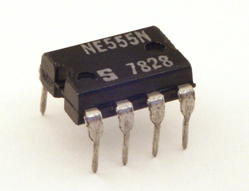 Circuitos Integrados CI Un CI (circuito integrado) es una diminuta pieza de material semiconductor, en donde se fabrican directamente los componentes de un circuito electrónico: transistores,