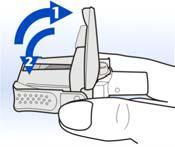 Mantenga el Diskhaler en posición horizontal Levante la tapa hasta el tope La tapa debe estar en posición completamente vertical para asegurar que el alvéolo ha