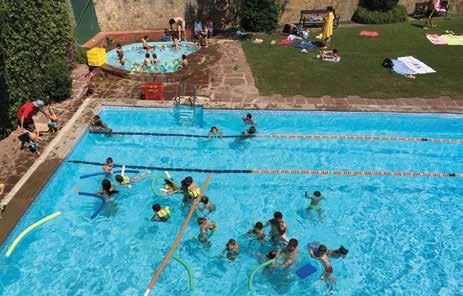 Els nens gaudiran de piscina pròpia, espais condicionats pel seu descans i s iniciaran al tennis a les pistes de pàdel.