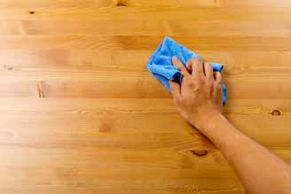Es importante limpiar todo el polvo acumulado, para obtener un acabado parejo y perfecto. Primero utilice lija de papel de un grano mediano (120#) y termine usando una lija de grano fino (220#).