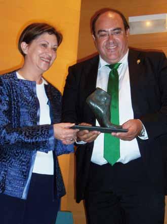 La ex ministra de Medio Ambiente, Elena Espinosa, entregó el premio de la Semana Española de la Movilidad Sostenible a la Mancomunidad de Municipios Sostenibles de Cantabria.