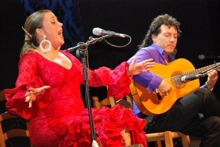 Nacida en el Puerto de Santa María es producto, junto a su hermana Nazaret, también cantaora, de un entorno más que flamenco y de una familia en la que su padre destaca como cantaor aficionado.