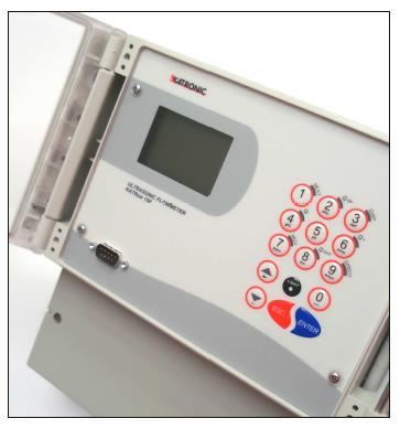 Medidor ultrasónico tipo Clamp On, modelo KATflow 150, marca Katronic Medidores ultrasónicos con uno o dos canales de medición, pantalla gráfica LCD, registro interno y opciones de entradas y salidas