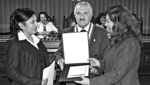 En la ceremonia, la Secretaria Judicial, Yolanda Fernández Aquino, recibió su reconocimiento y felicitación de manos del Juez Supremo Ramiro de Valdivia Cano, en compañía de la Jueza Superior Edith