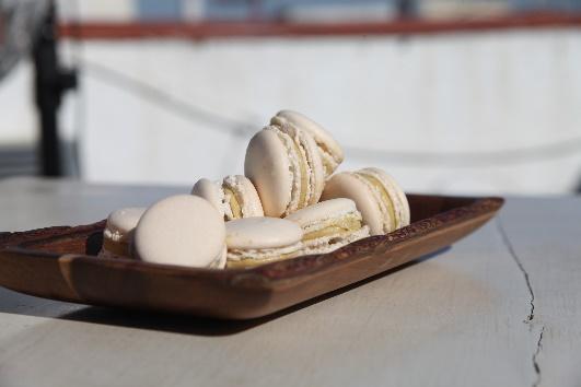 albahaca y mayonesa japo Rollito de pato laqueado Mini Hamburguesita con cebolla caramelizada Pulpo a feira Postres