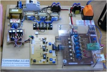 generalmente pueden ser diodos y/o tiristores (Silicon Controled Rectifier, SCR). Para obtener una tensión de salida regulada, se utilizan SCR en lugar de diodos para construir el convertidor.