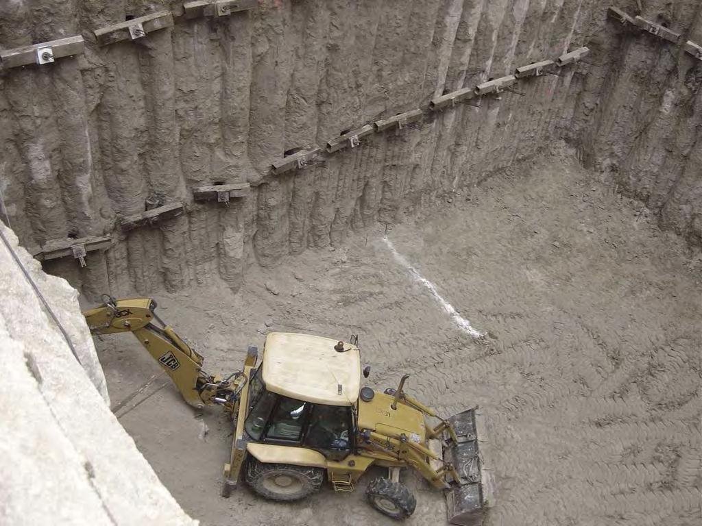 Excavación y cimentación Final del movimiento de tierras. Cota -13.00. Una vez realizada la segunda línea de anclajes continuamos con la excavación hasta llegar a la profunidad de 13 metros.