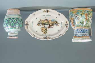 Salida: 500 459 Orza de cerámica esmaltada, Teruel, siglo XVII. Decoración de lóbulos en verde y azul. Altura: 26 cm. Salida: 750 460 Fuente de cerámica esmaltada, serie alcoreña, Talavera, siglo XIX.