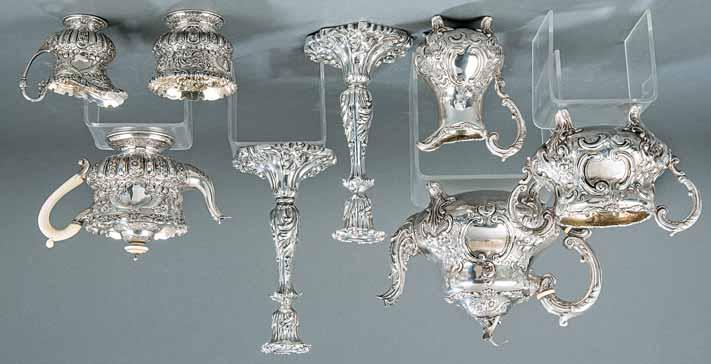 Salida: 500 582 Pareja de candeleros victorianos de plata inglesa punzonada, Ley Sterling, de Thomas Bradbury & Sons, Sheffield, ff. siglo XIX. Con decoración cincelada de hojas naturalistas.
