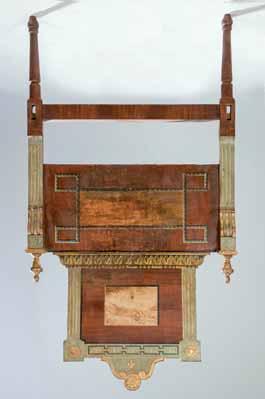 609 608 609 Buró de nogal español de maderas finas, Carlos IV, siglo XVIII. Fileteado de los cajones y laterales. Interior con cajones. Restaurado.