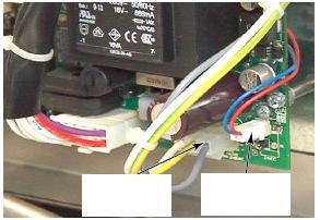 El chips está instalado correctamente con la muesca en su posición con la muesca del zócalo. 9. Revise si los cables del conector de ANODO Y CATODO no están dañados.