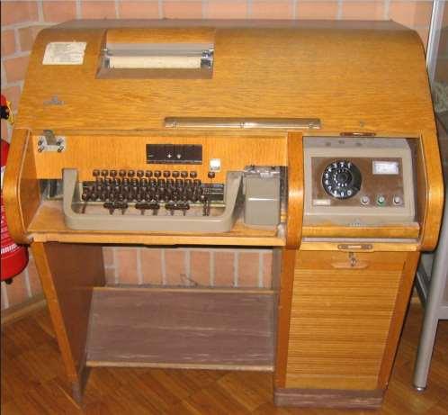 3. El télex o teletipo: El télex parece una máquina de escribir, con un teléfono.
